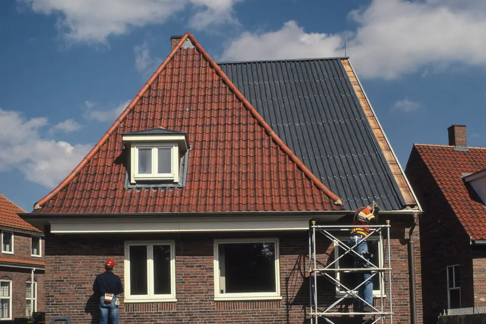 Woning met een verhoogde nok waar het dak aan een kant omhoog is gebracht