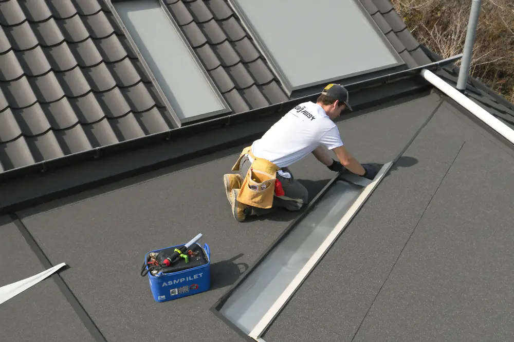Dakdekker legt nieuwe EPDM dakbedekking en loodslabben rond een dakkapel